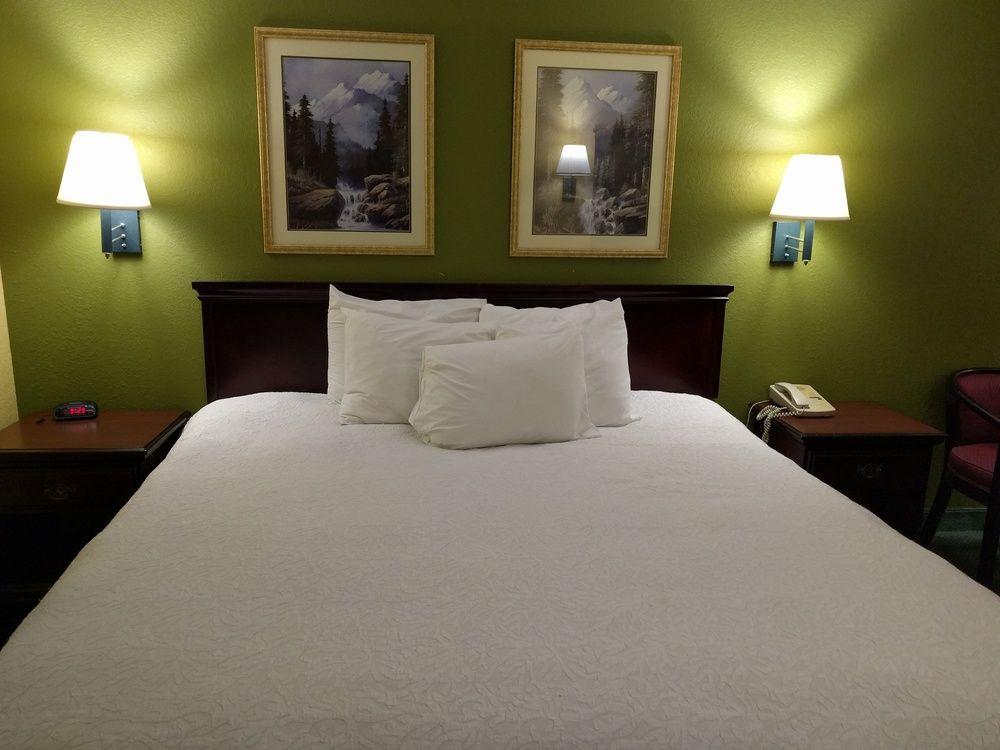 Days Inn By Wyndham Nashville Saint Thomas West Hospital Eksteriør bilde